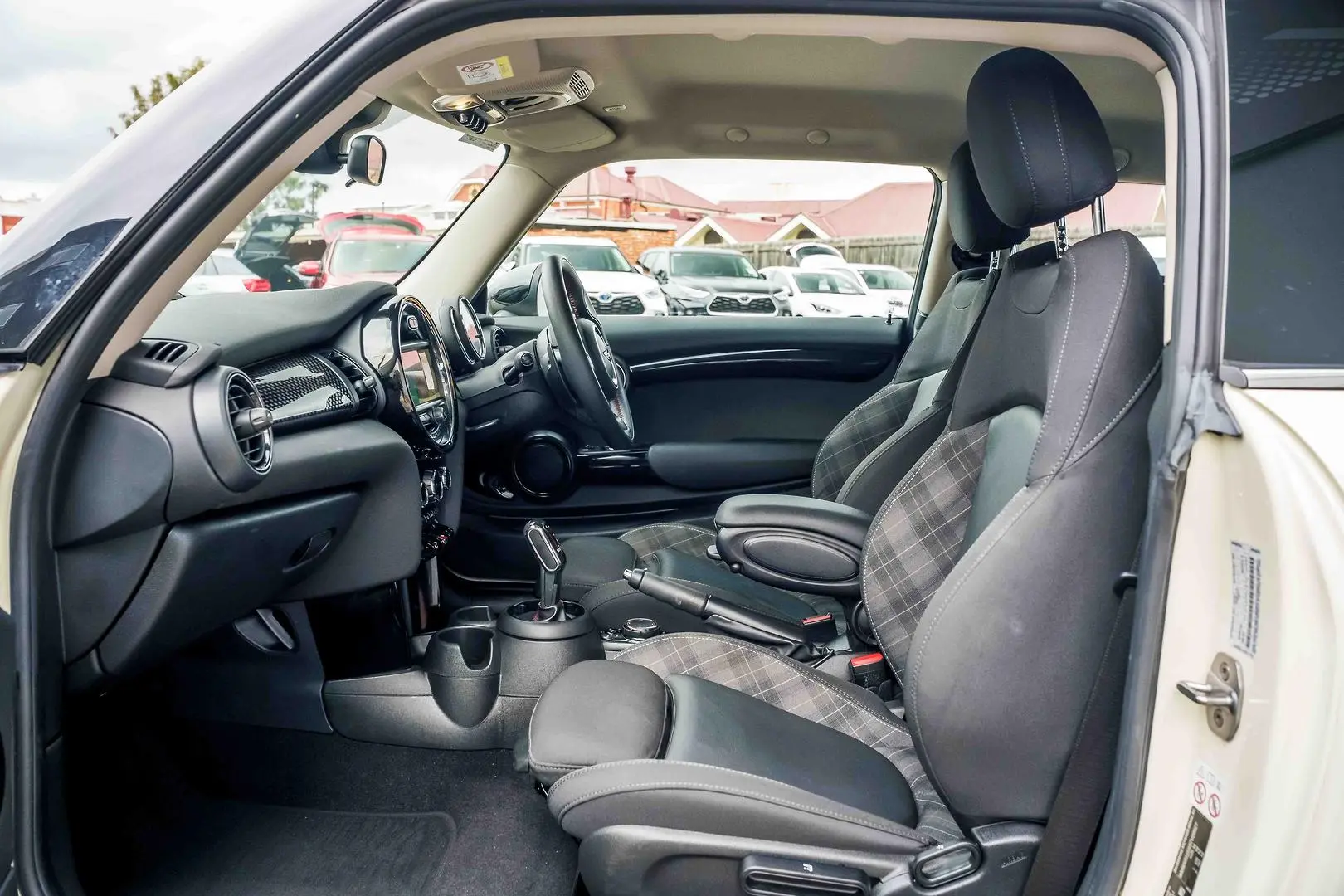 2019 MINI Hatch Gallery Image 9