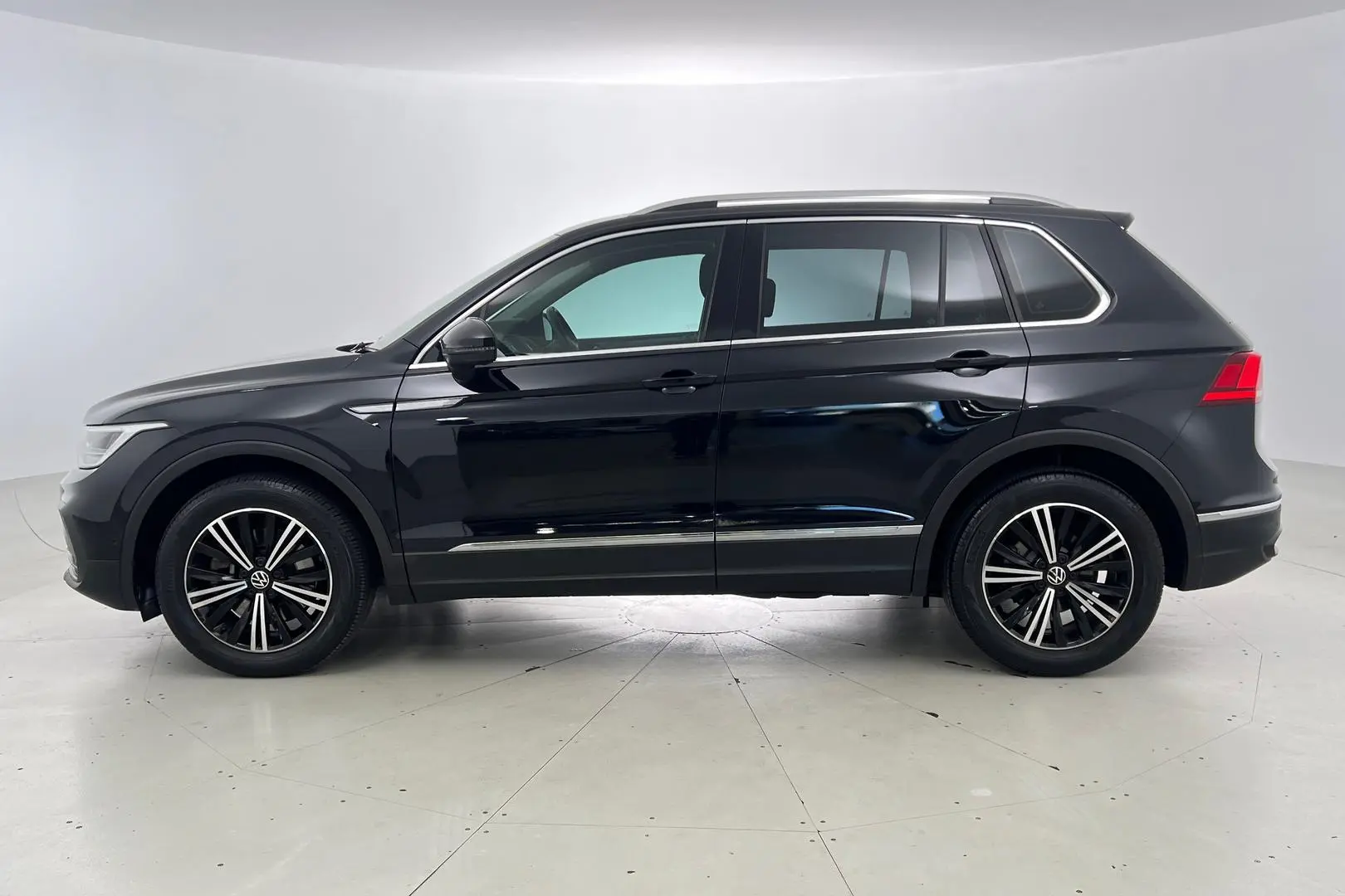 2021 Volkswagen Tiguan Gallery Image 8