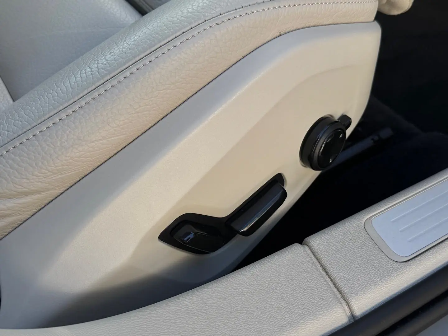 2021 Volvo V60 Cross Country Gallery Image 15