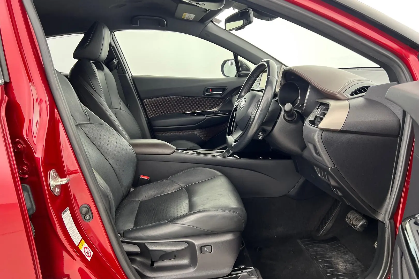 2018 Toyota C-HR Gallery Image 11