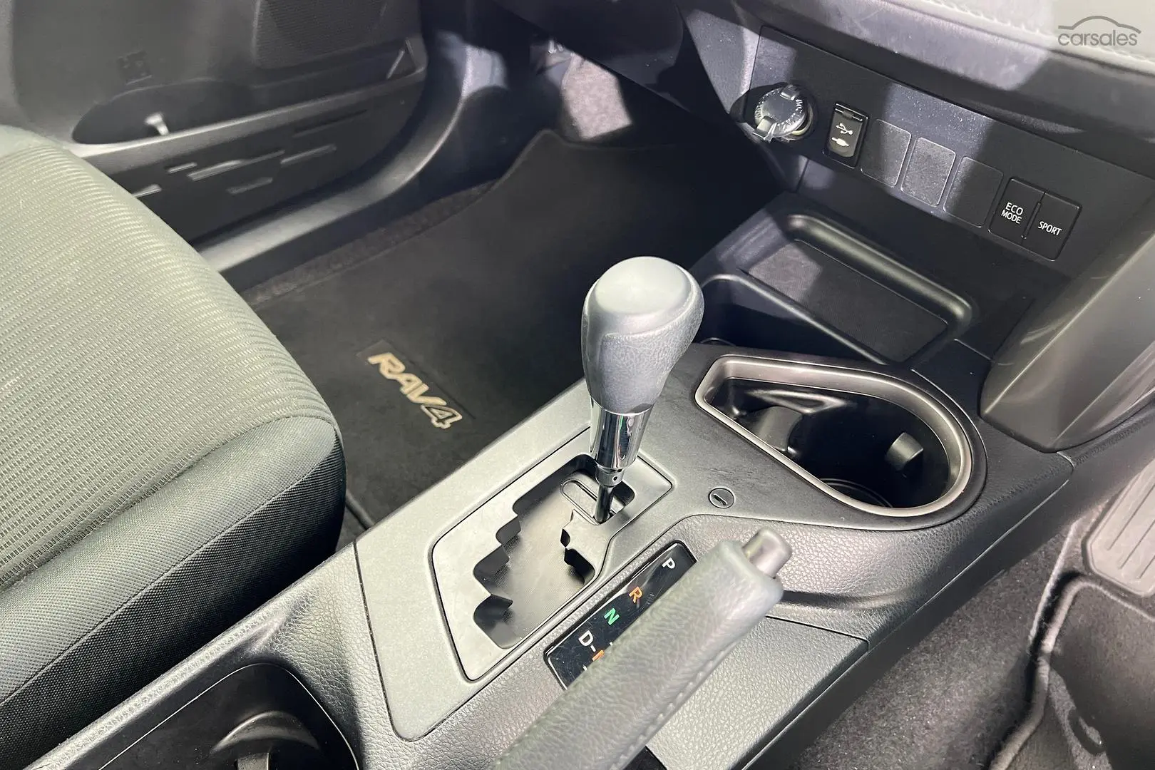 2018 Toyota RAV4 Image 16