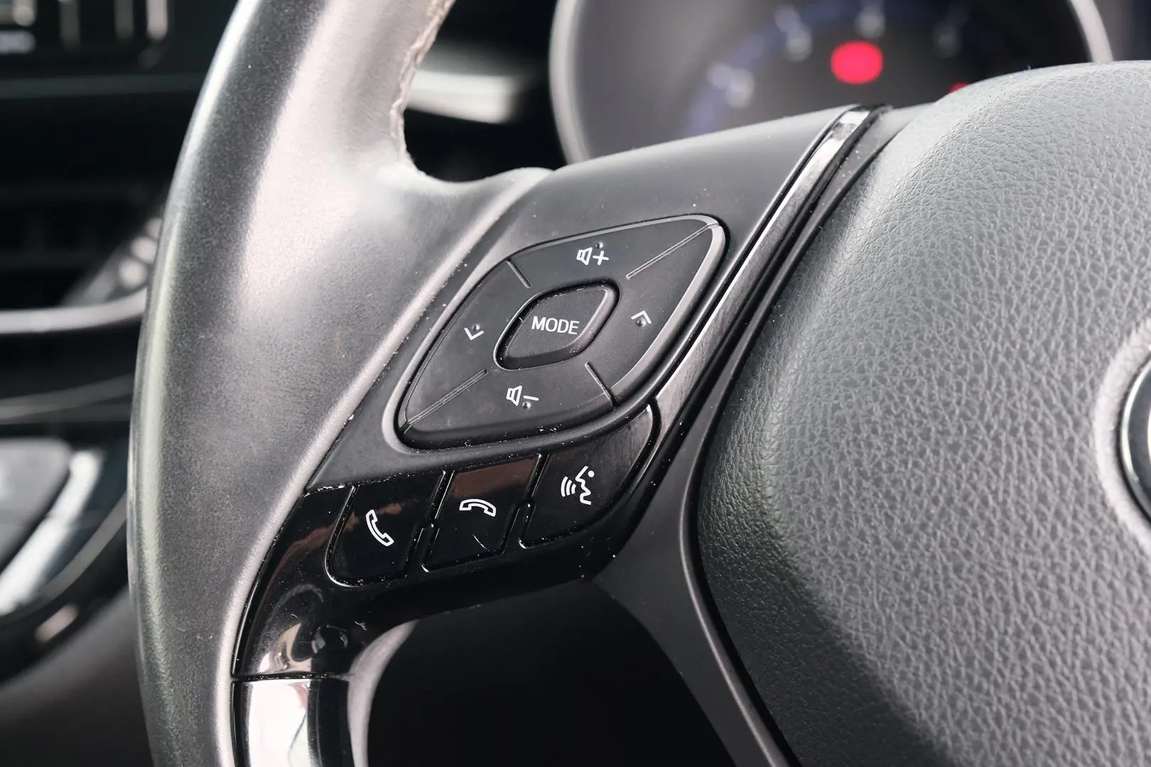 2018 Toyota C-HR Gallery Image 15