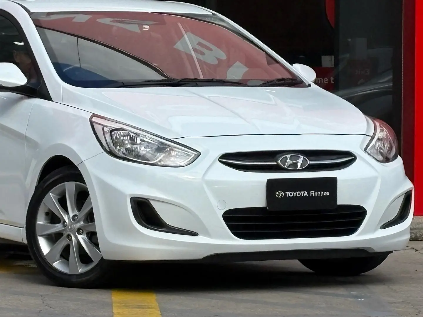 2017 Hyundai Accent Gallery Image 3
