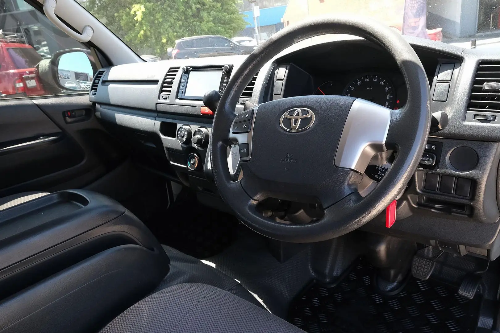 2018 Toyota Hiace Gallery Image 7