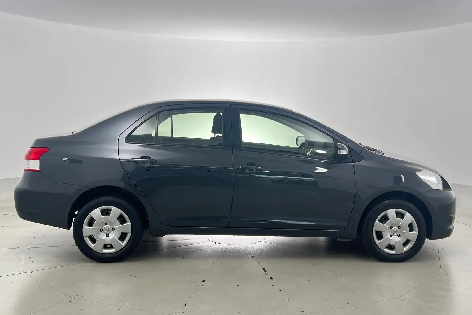 2013 Toyota Yaris Gallery Image 3