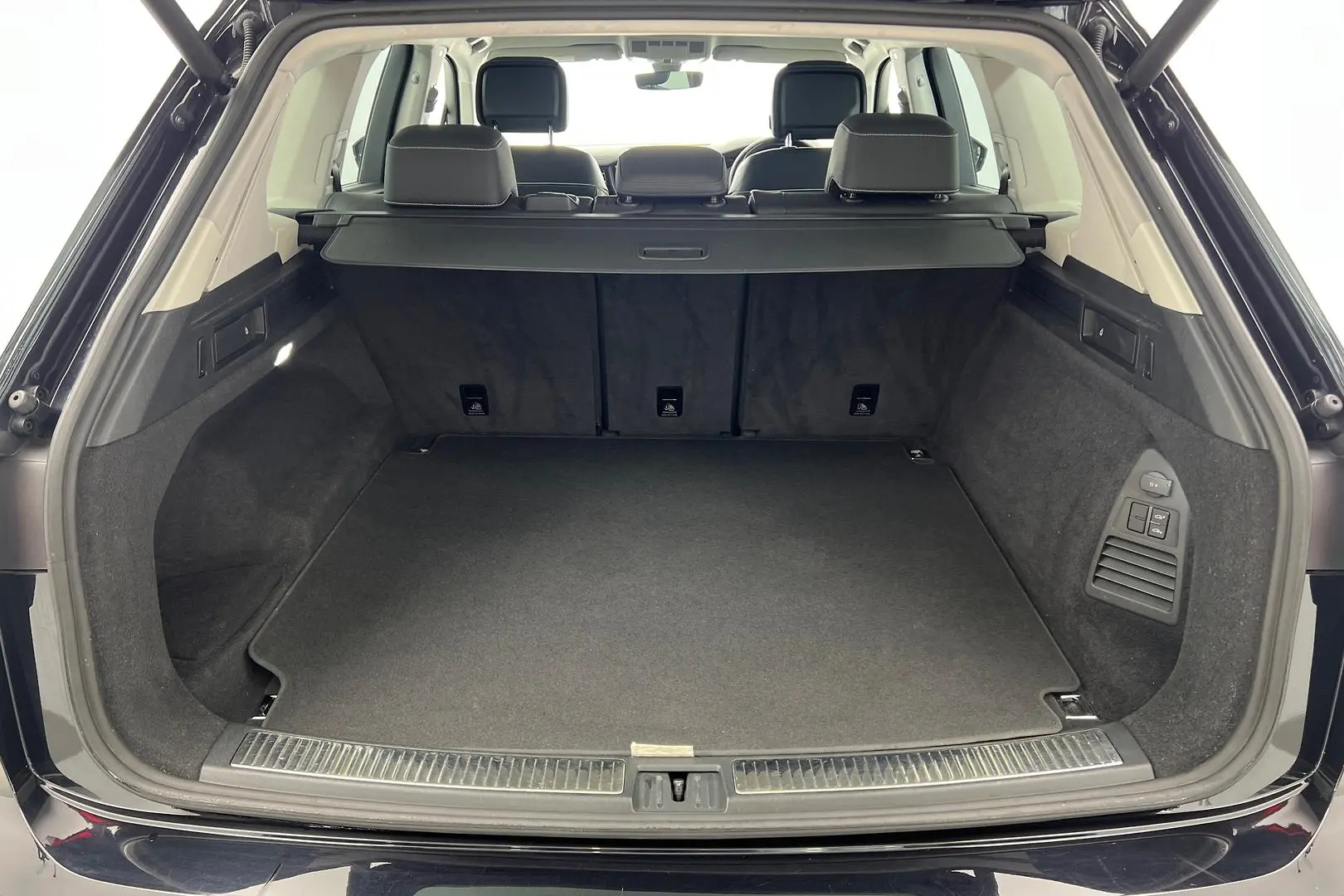 2020 Volkswagen Touareg Gallery Image 16