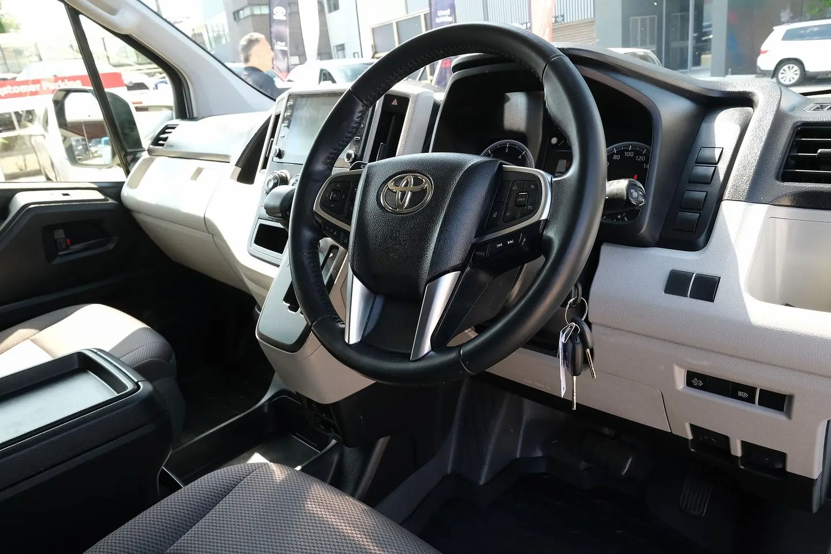 2022 Toyota Hiace Gallery Image 7