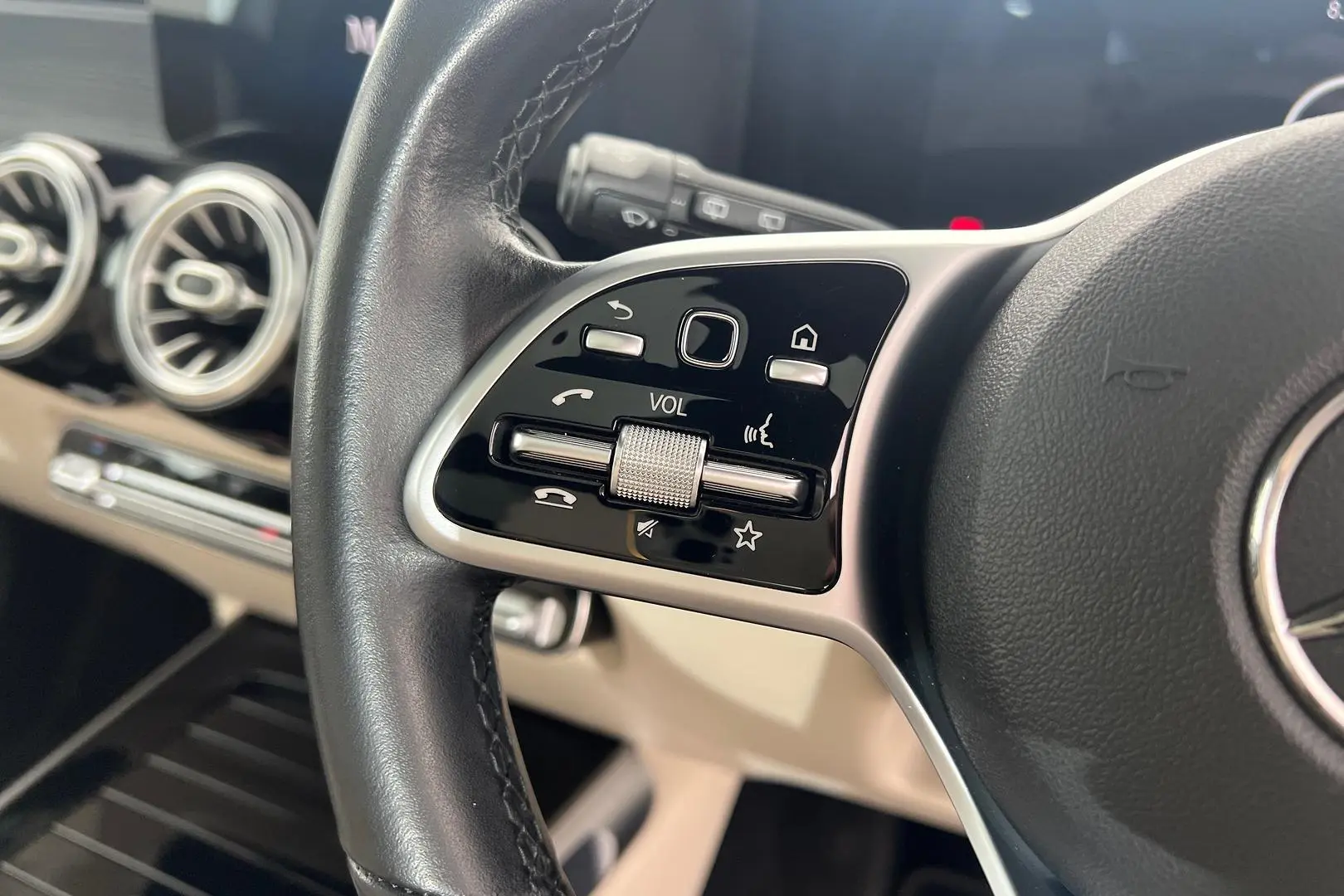 2021 Mercedes-Benz GLB-Class Gallery Image 20