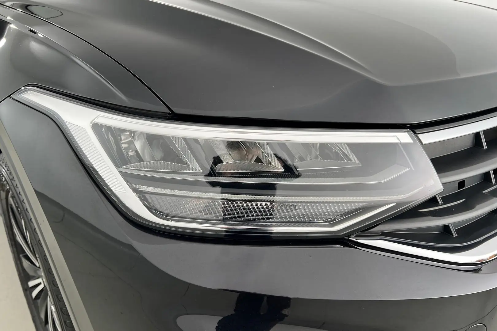 2021 Volkswagen Tiguan Gallery Image 2