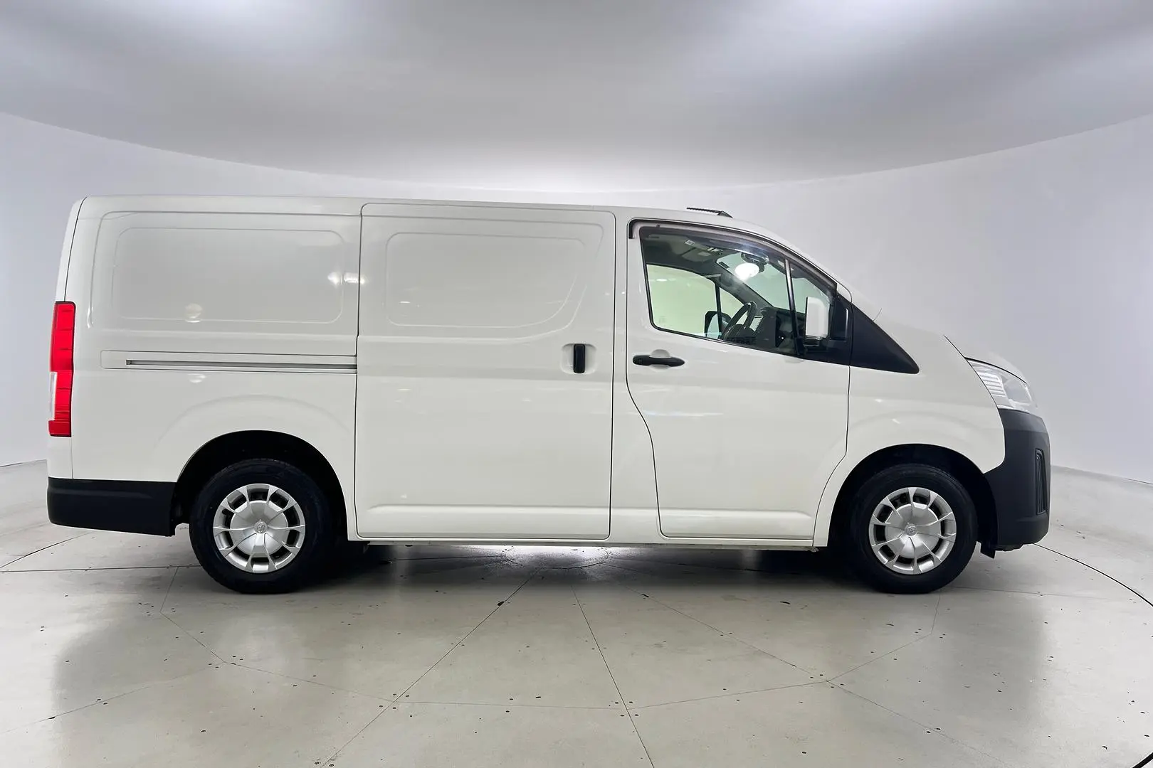 2019 Toyota Hiace Gallery Image 5