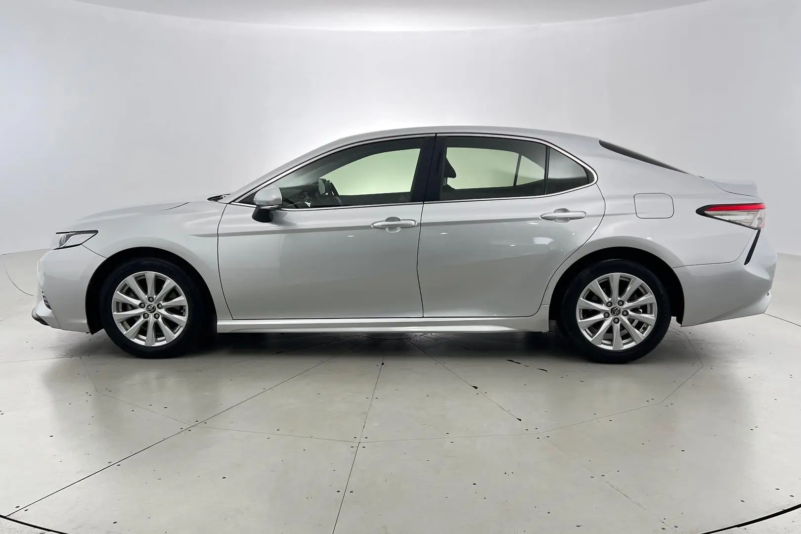 2019 Toyota Camry Gallery Image 7