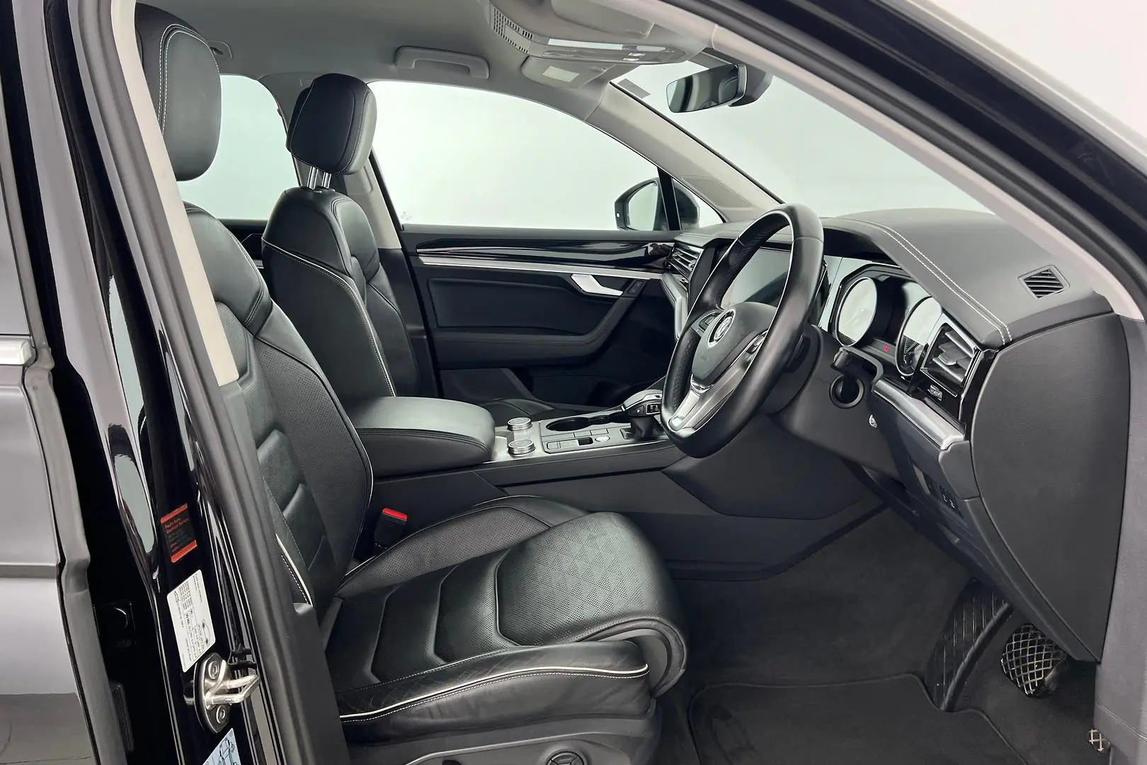 2020 Volkswagen Touareg Gallery Image 14
