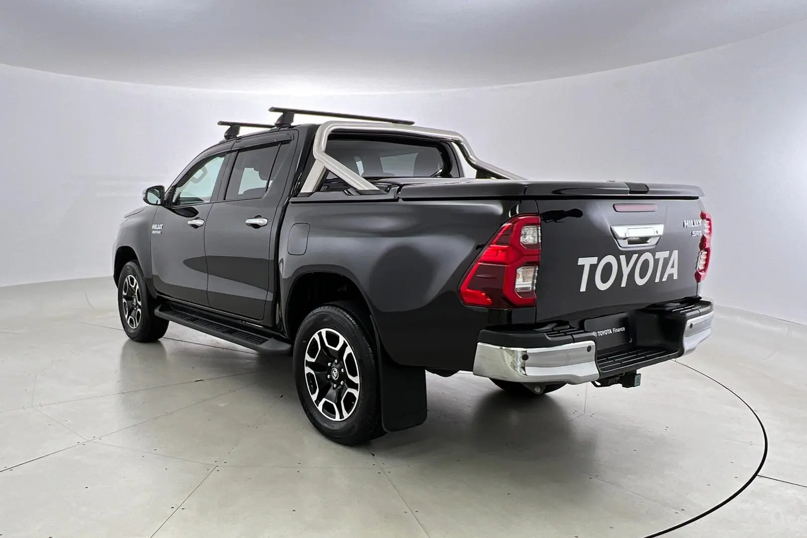 2021 Toyota Hilux Gallery Image 2