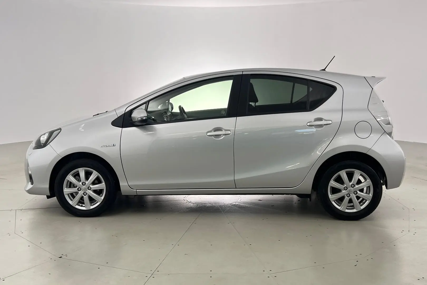 2013 Toyota Prius C Gallery Image 7