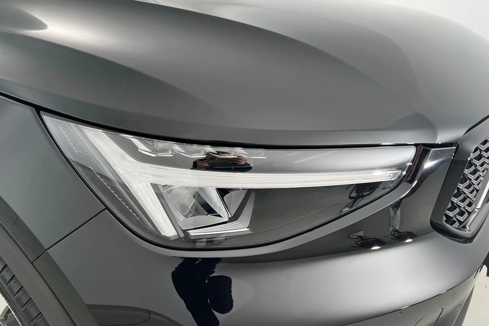 2023 Volvo XC40 Gallery Image 2