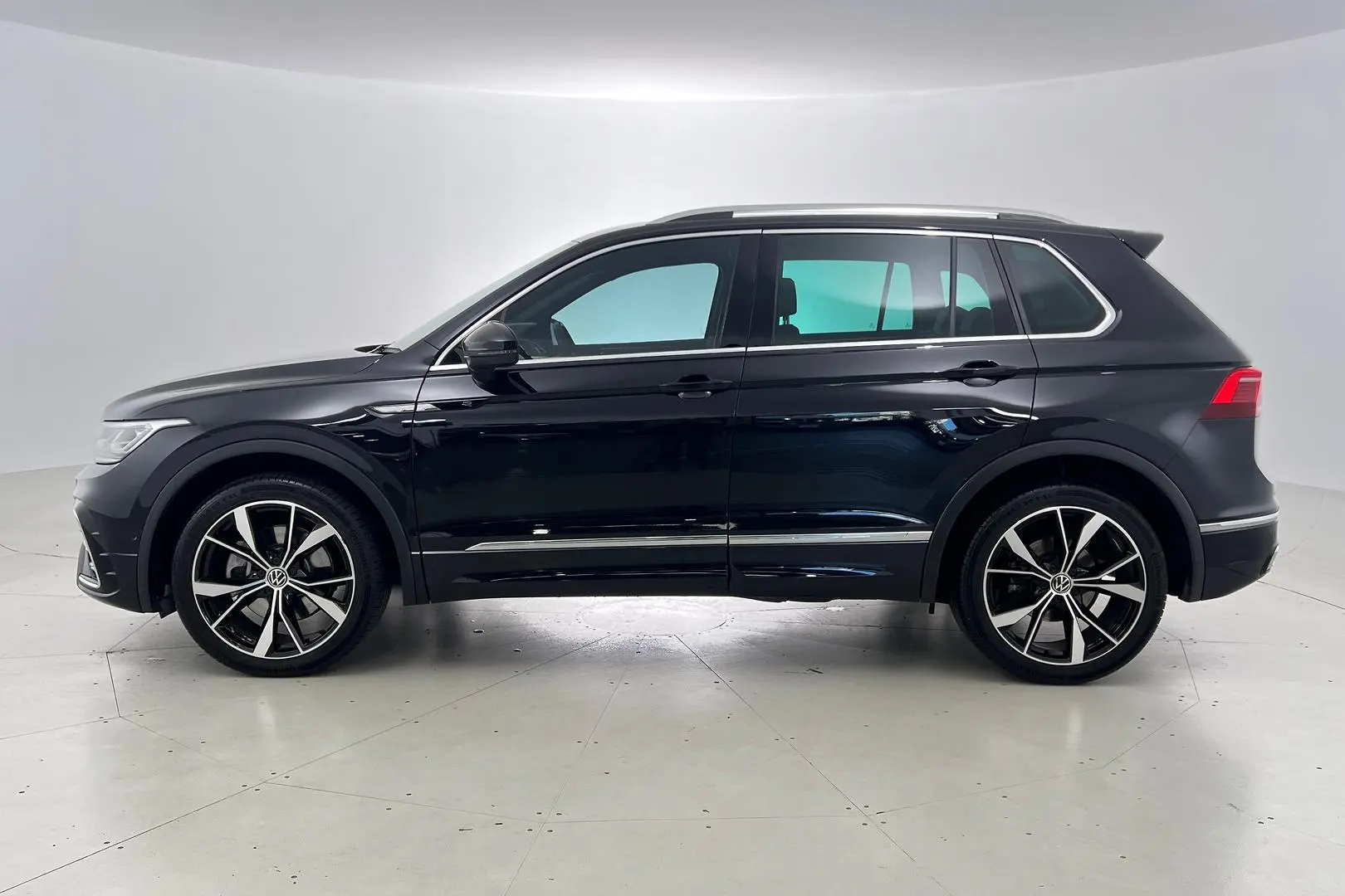2024 Volkswagen Tiguan Gallery Image 8