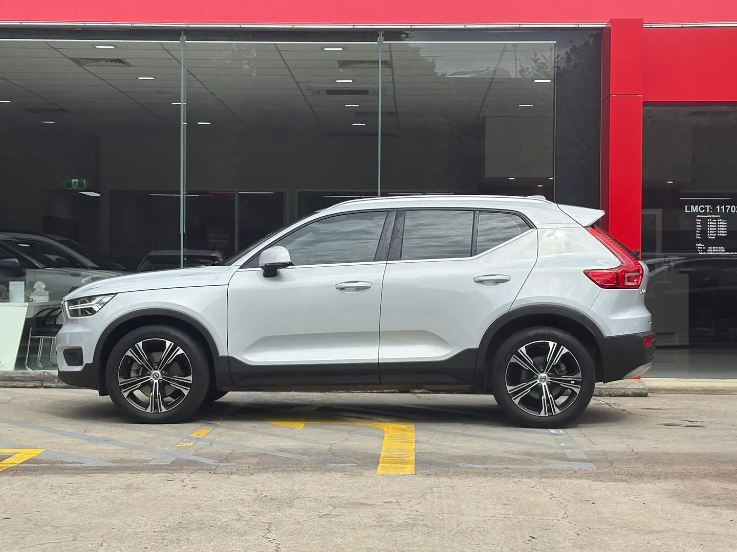 2021 Volvo XC40 Gallery Image 5