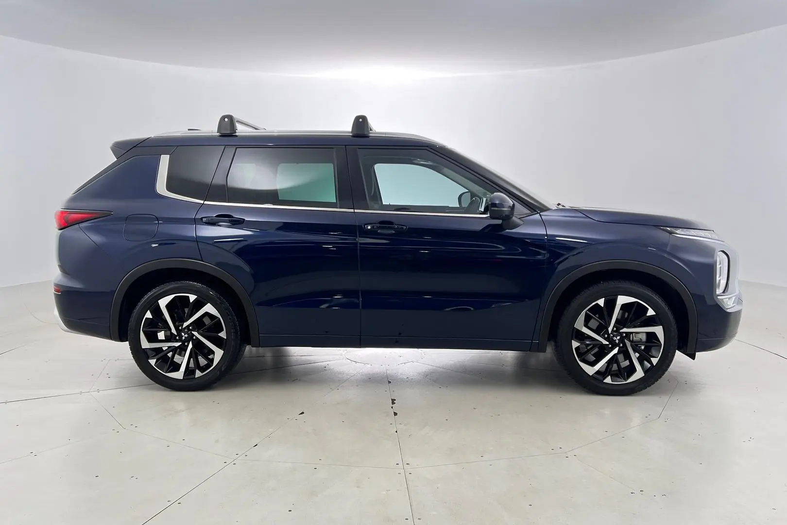 2022 Mitsubishi Outlander Gallery Image 3