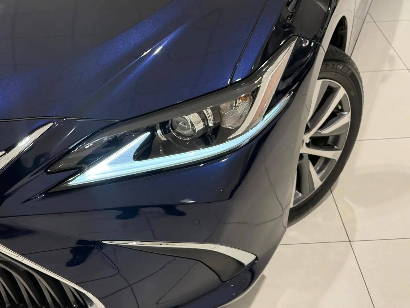 2020 Lexus ES Gallery Image 11