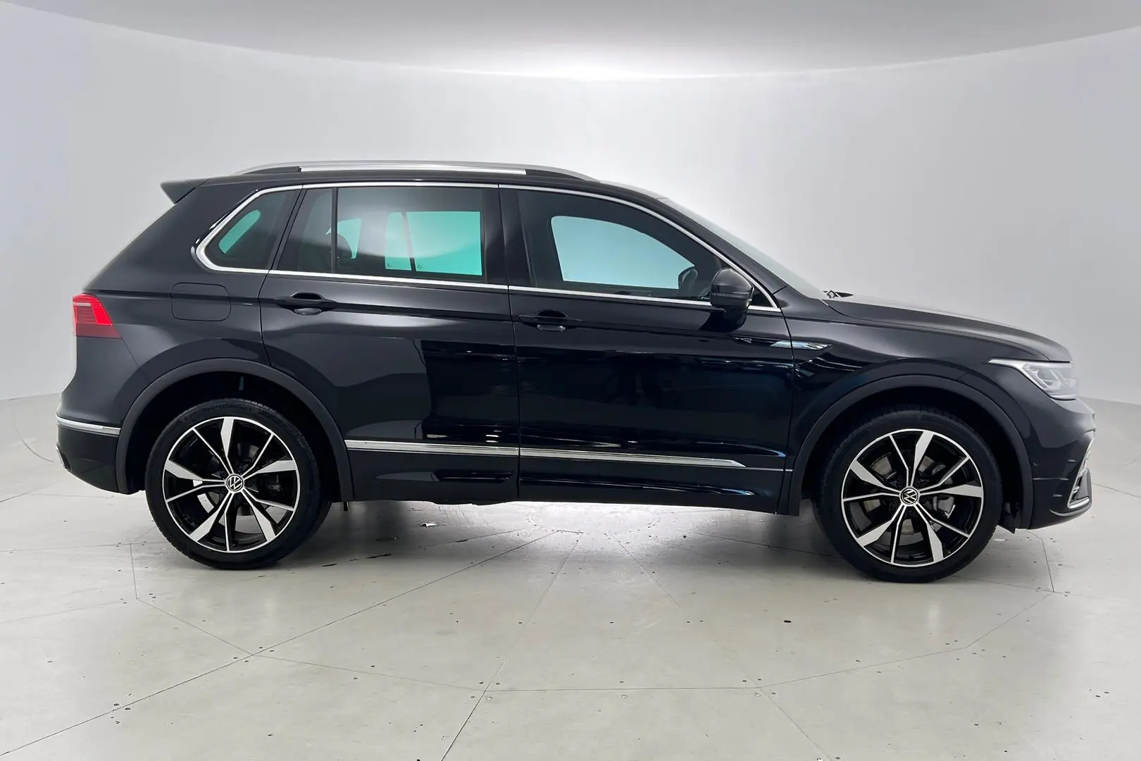 2024 Volkswagen Tiguan Gallery Image 3