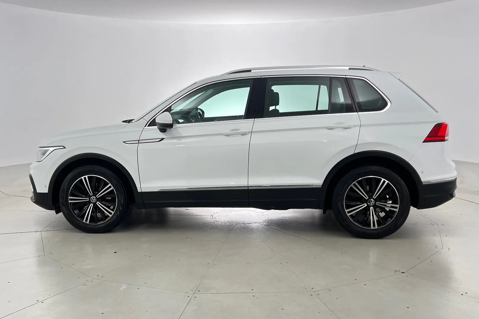 2023 Volkswagen Tiguan Gallery Image 8