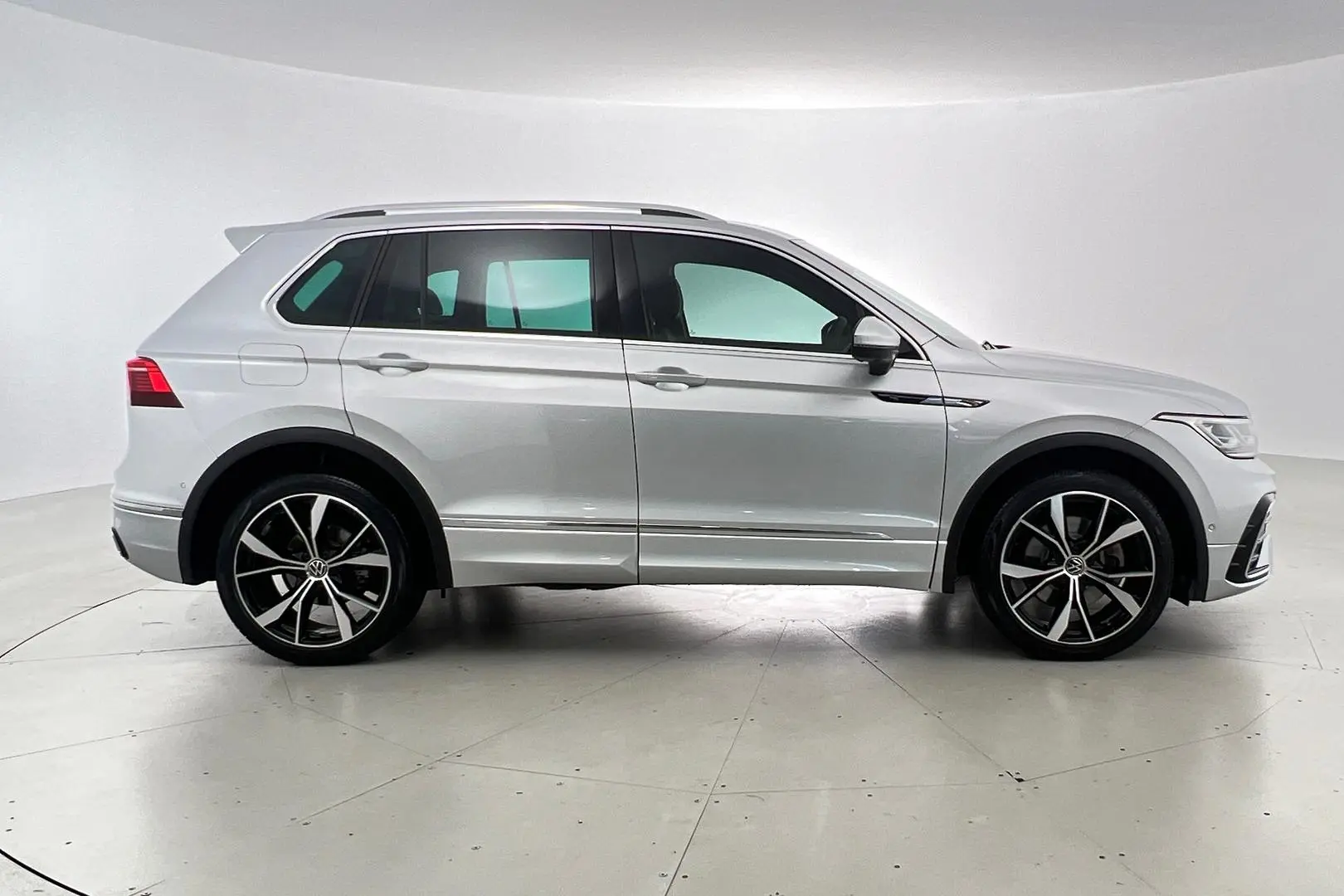 2021 Volkswagen Tiguan Gallery Image 3
