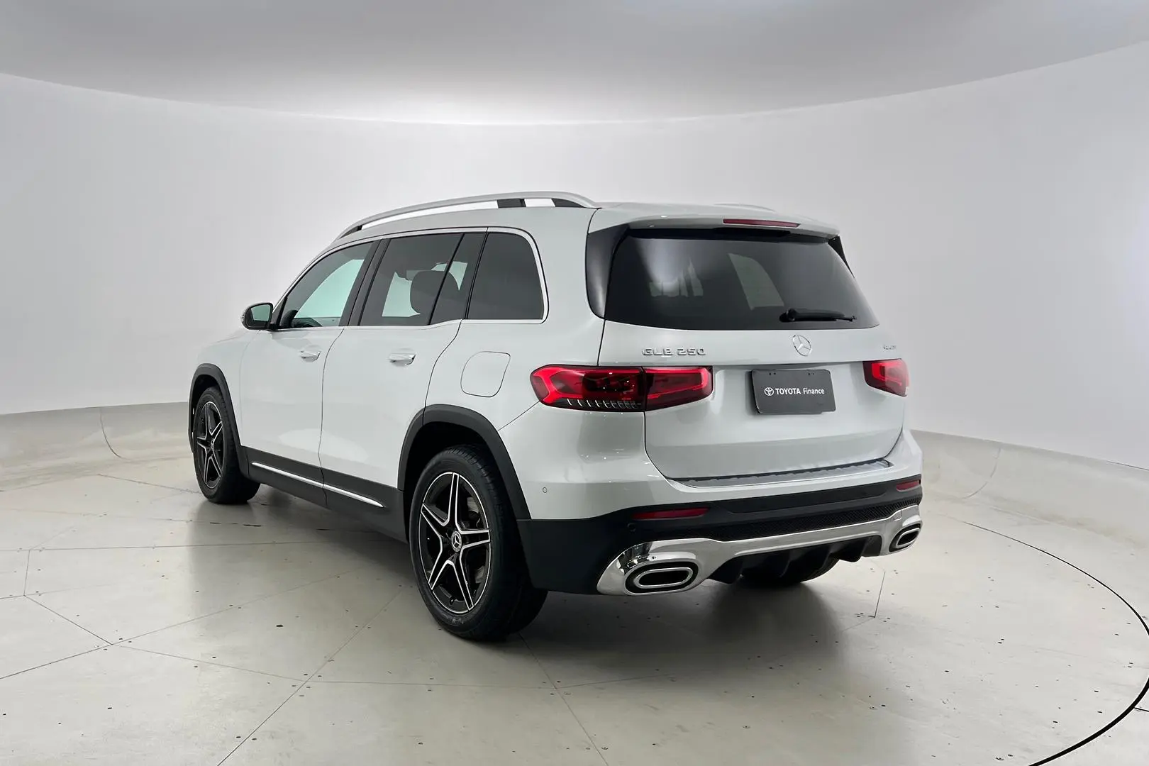 2021 Mercedes-Benz GLB-Class Gallery Image 2