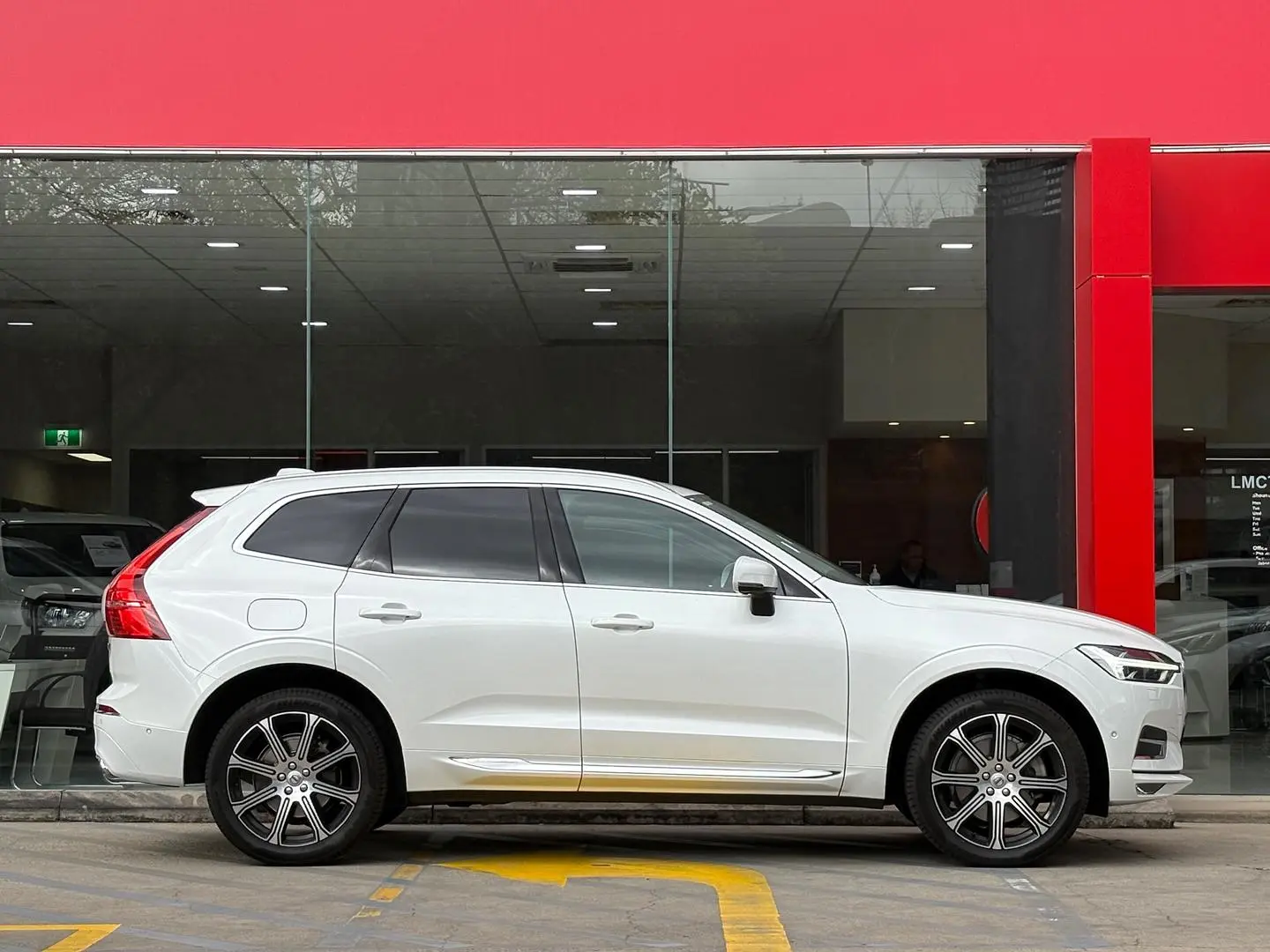 2019 Volvo XC60 Gallery Image 2