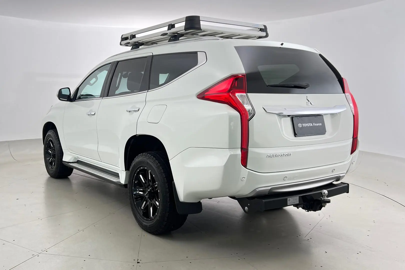 2018 Mitsubishi Pajero Sport Gallery Image 2