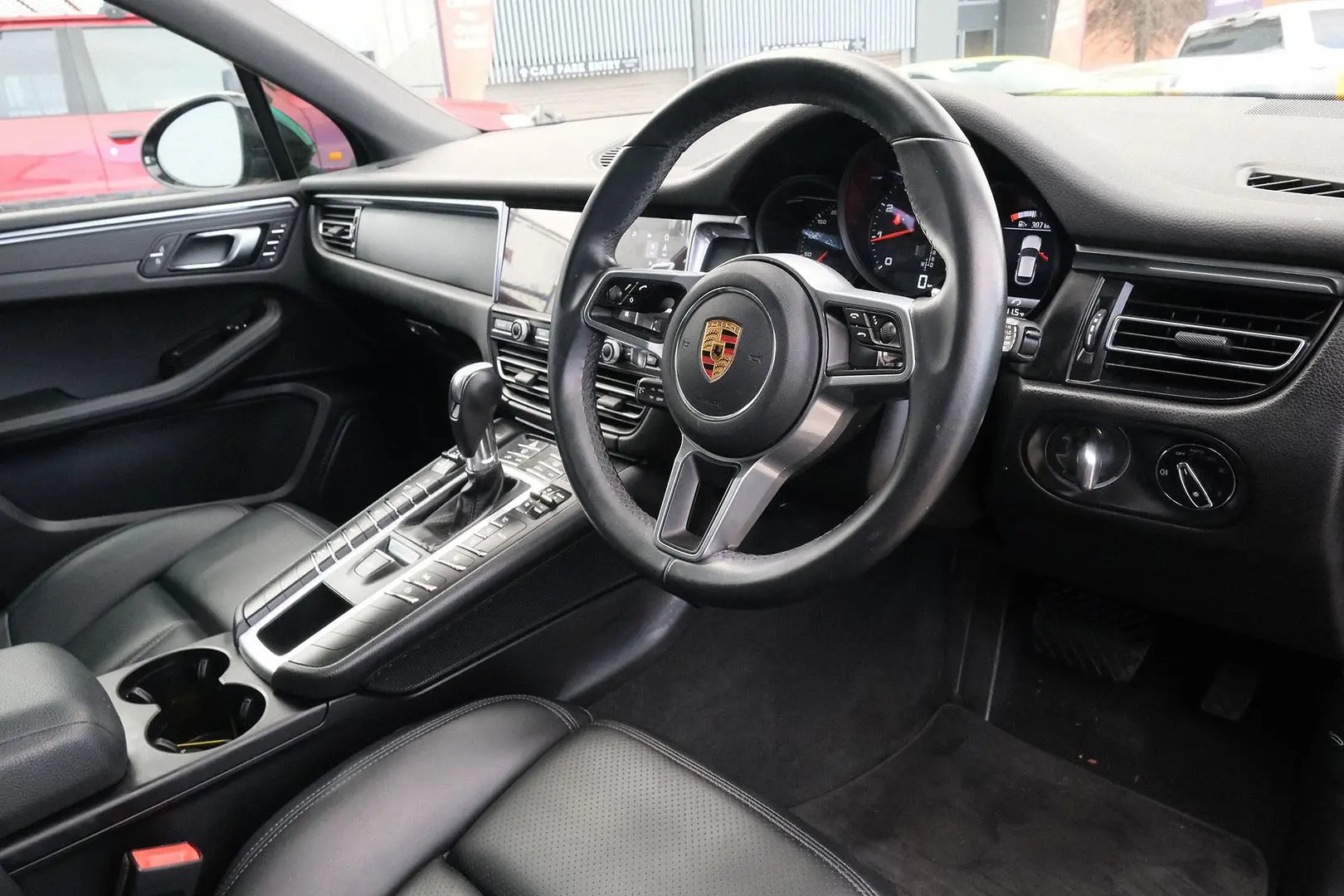 2020 Porsche Macan Gallery Image 7