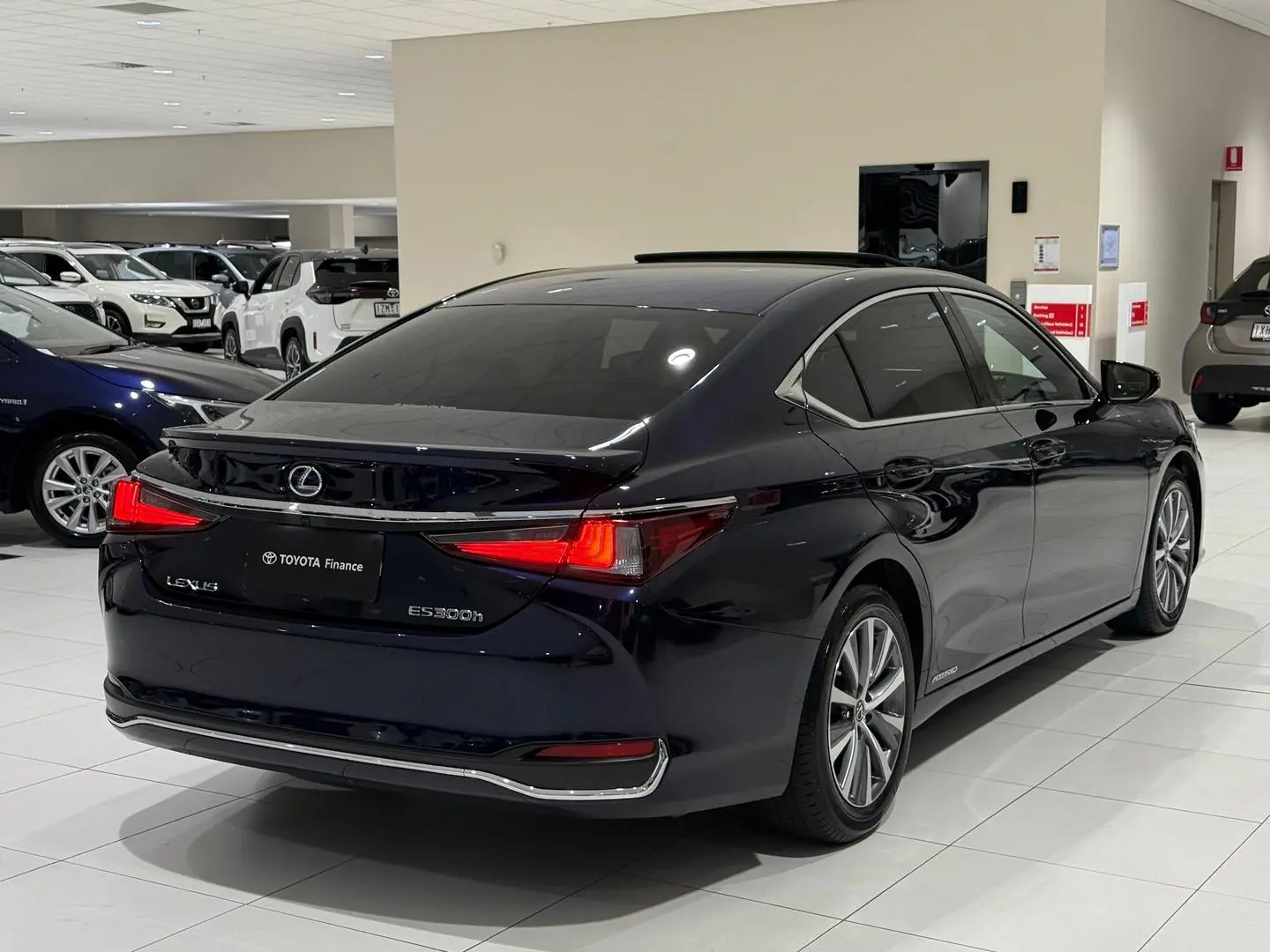 2020 Lexus ES Gallery Image 10