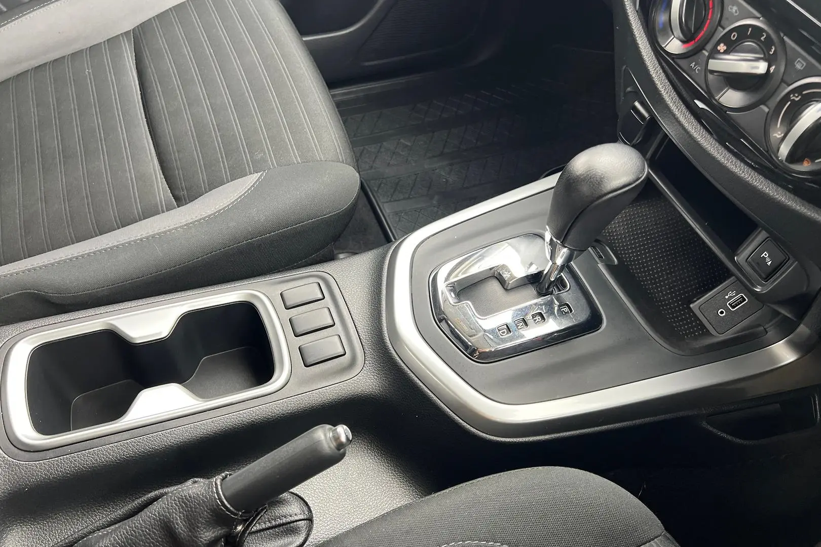 2021 Nissan Navara Gallery Image 15