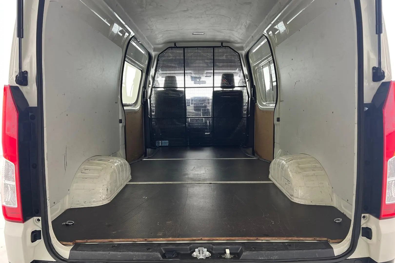 2022 Toyota Hiace Gallery Image 9