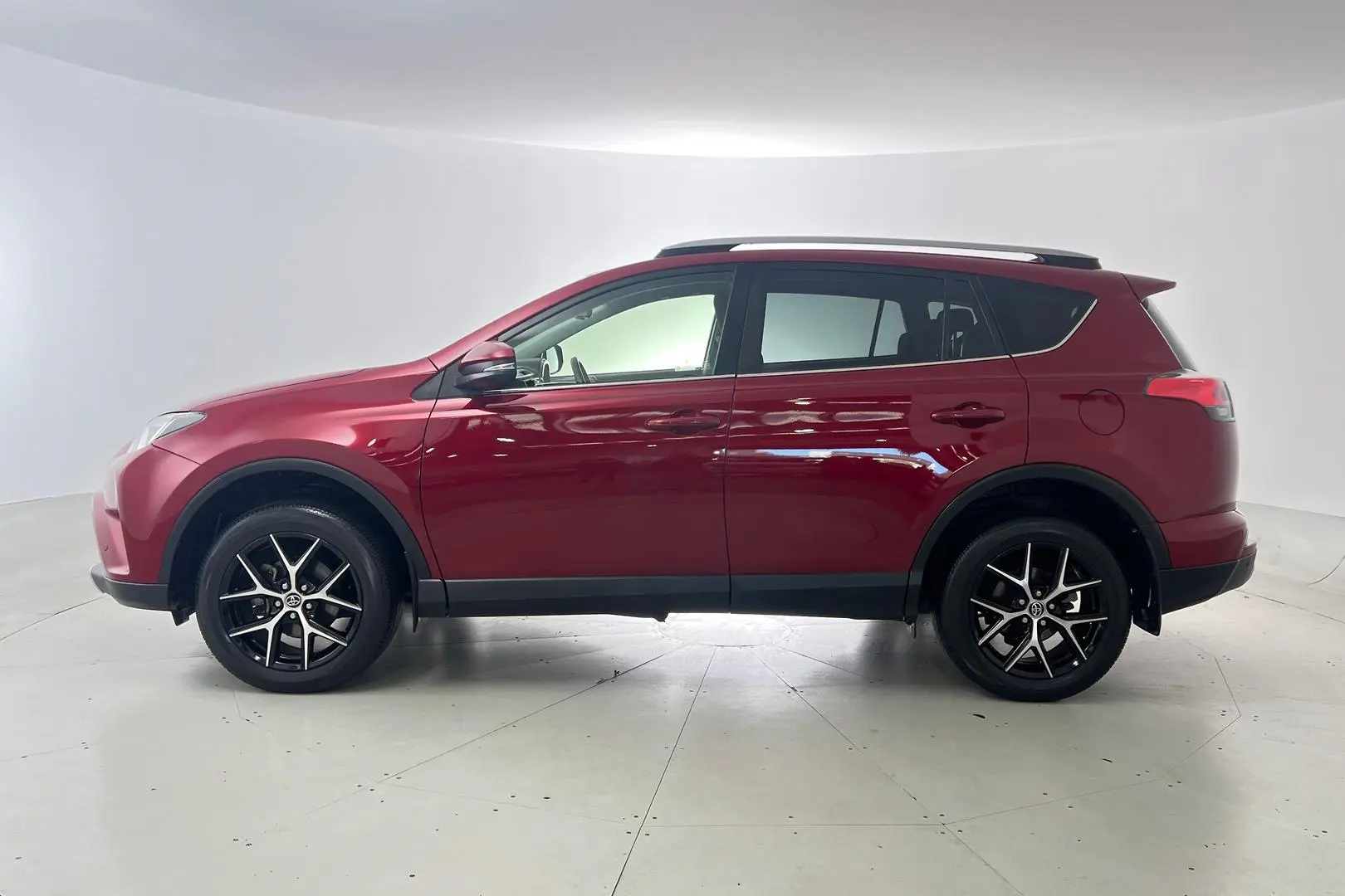 2018 Toyota RAV4 Gallery Image 8