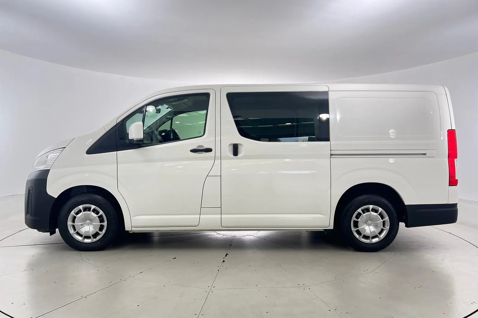 2020 Toyota Hiace Gallery Image 8