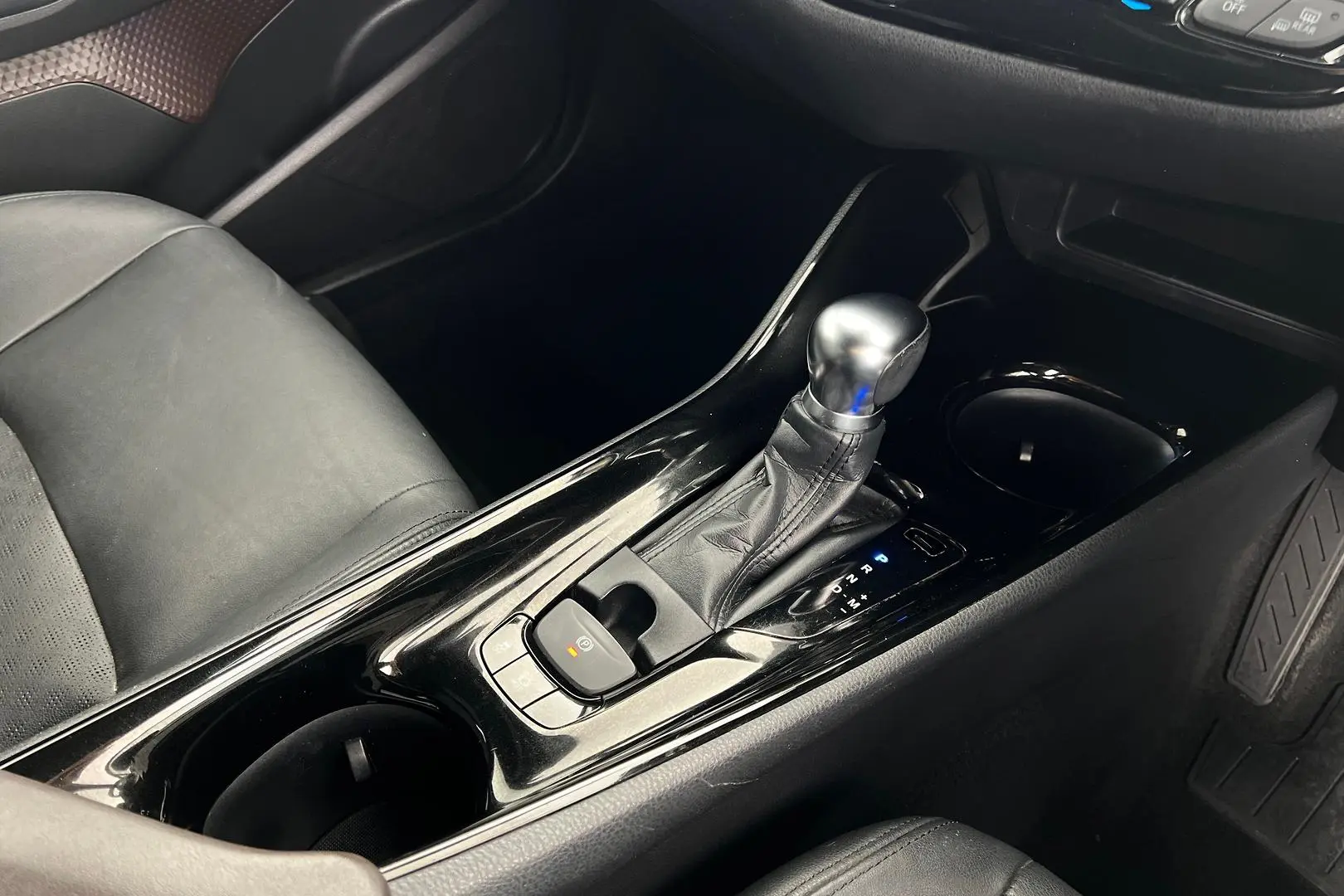 2018 Toyota C-HR Gallery Image 15