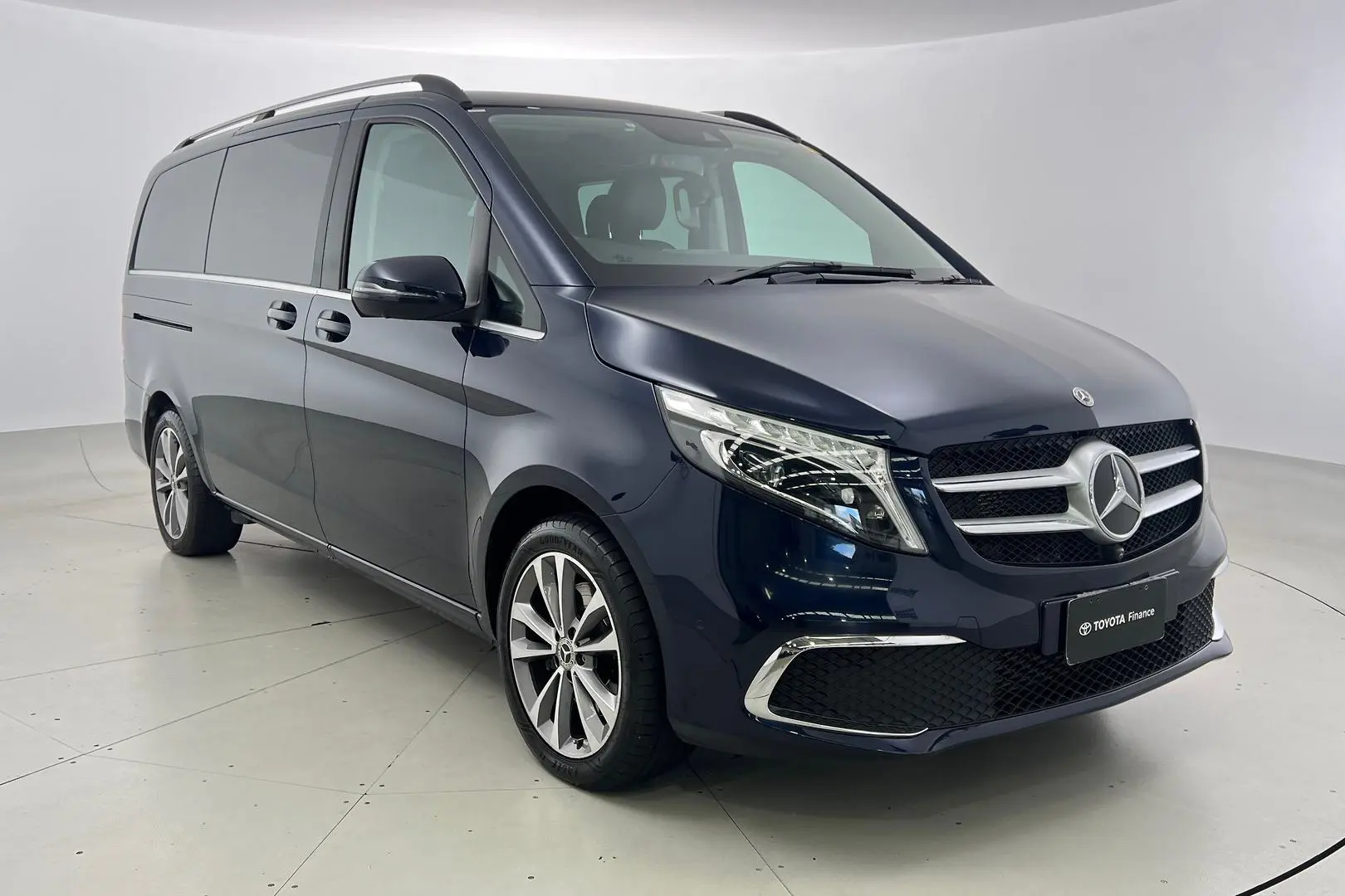 2021 Mercedes-Benz V-Class Gallery Image 1