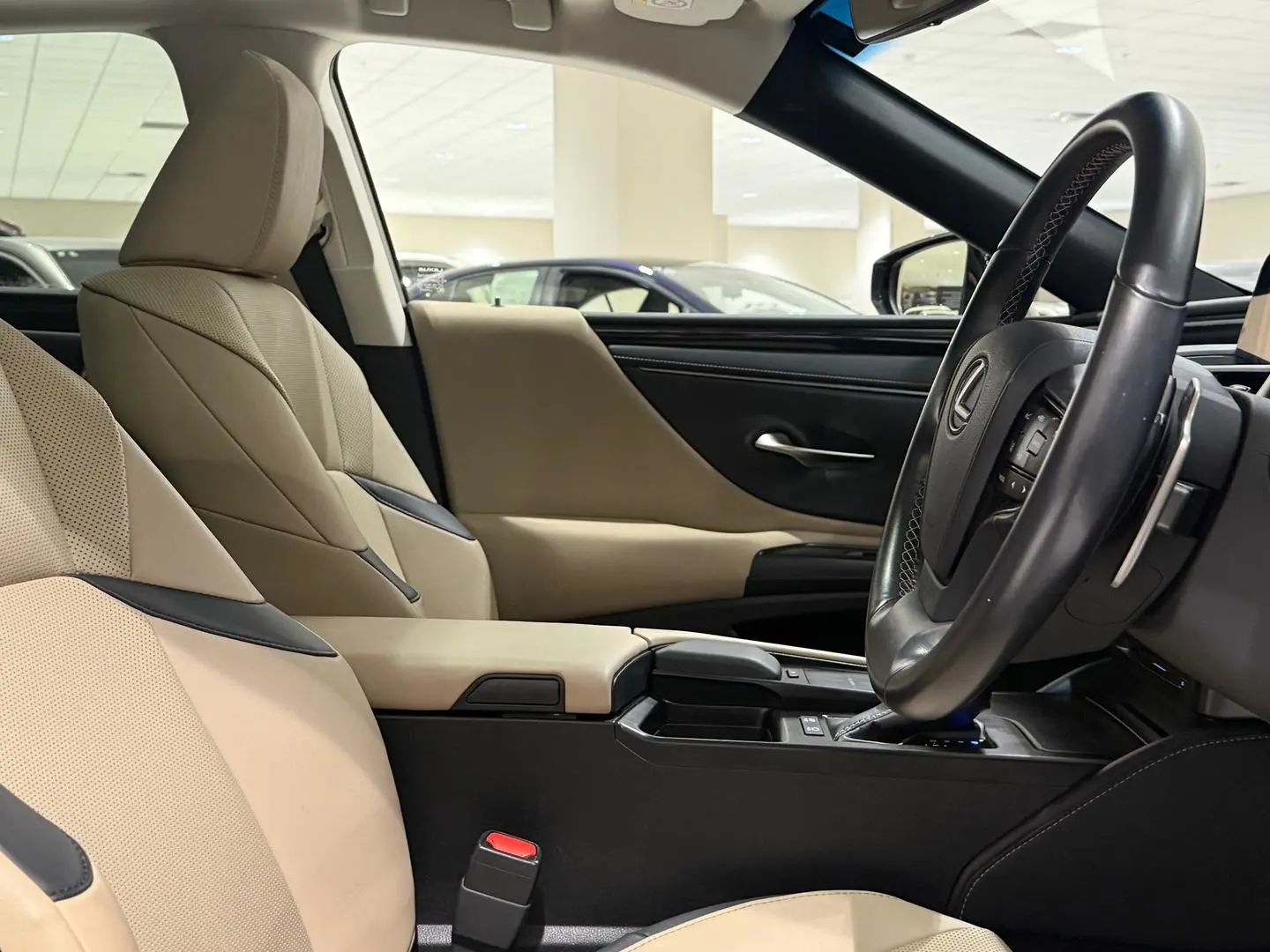 2020 Lexus ES Gallery Image 12