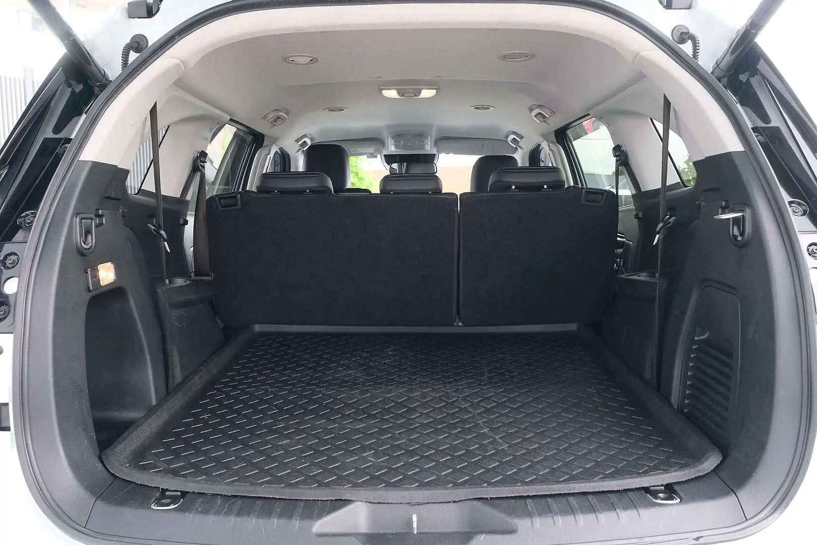 2021 Isuzu MU-X Gallery Image 10