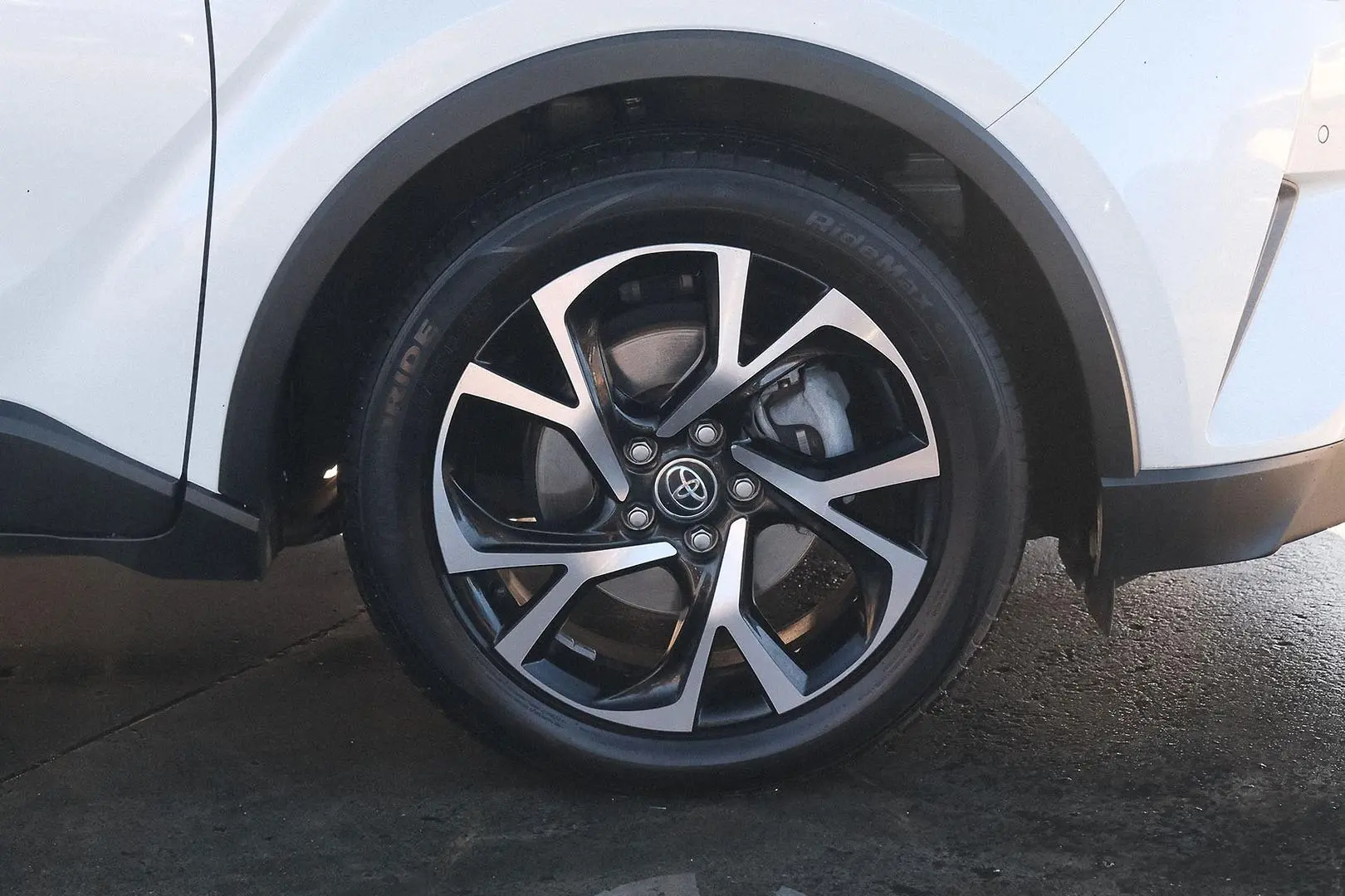 2018 Toyota C-HR Gallery Image 6