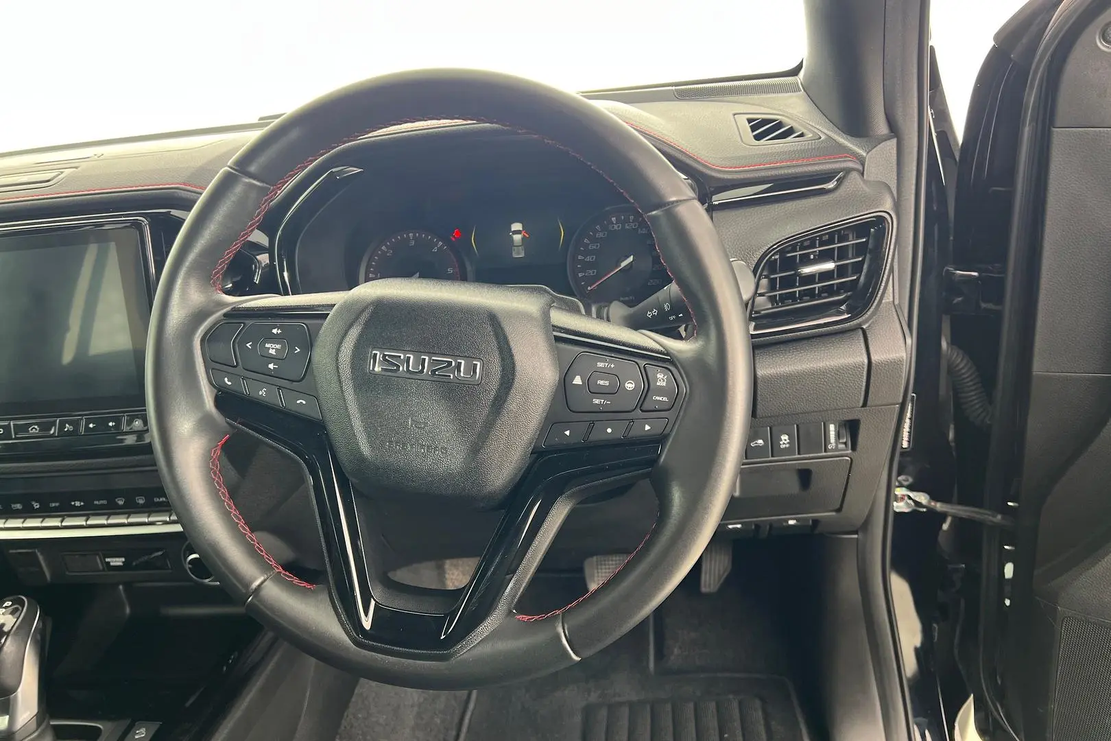 2023 Isuzu D-MAX Gallery Image 15