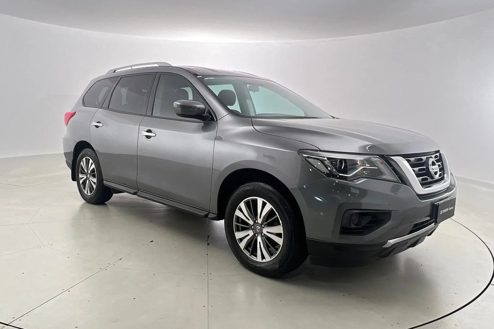 2017 Nissan Pathfinder Gallery Image 1