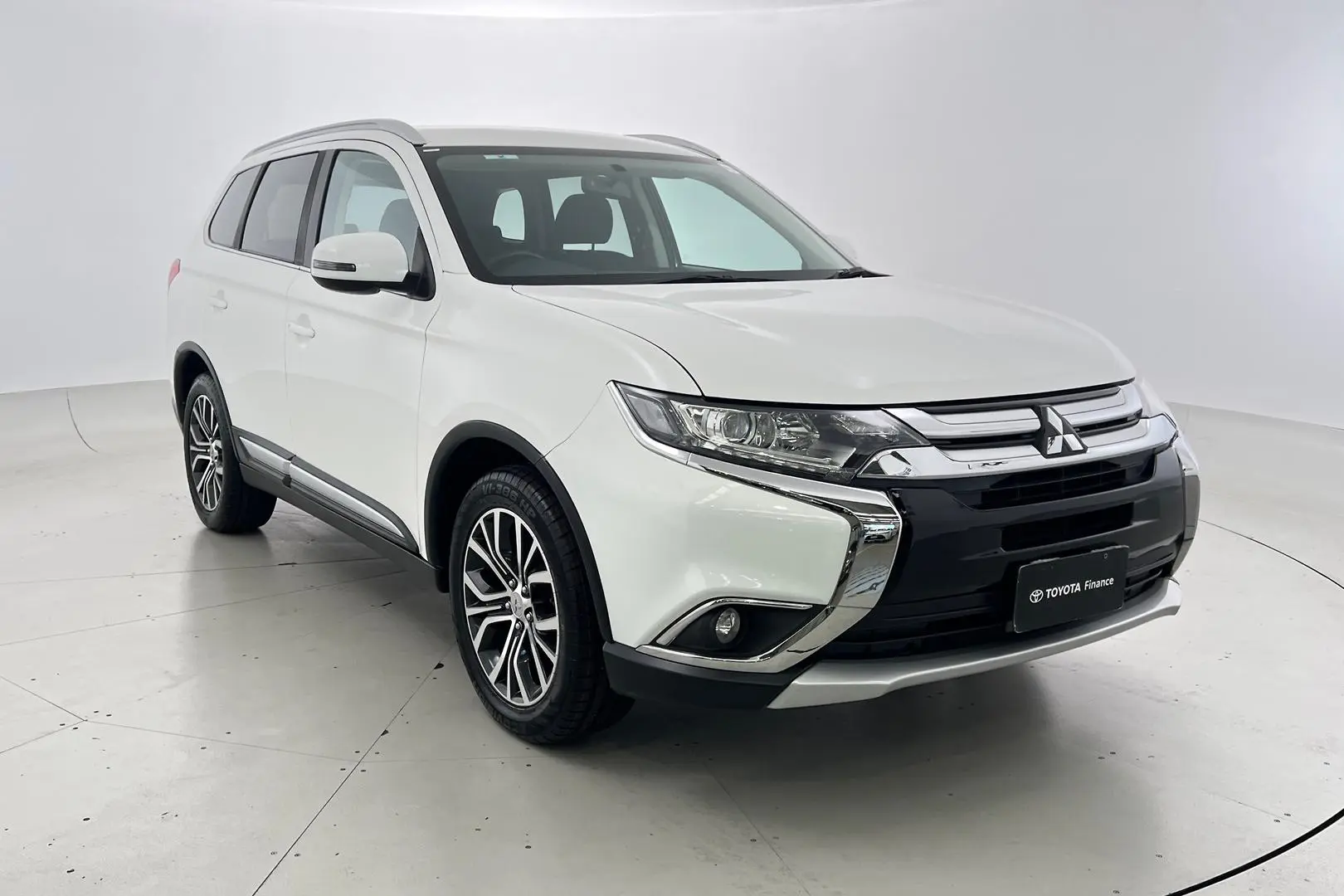 2017 Mitsubishi Outlander Gallery Image 1