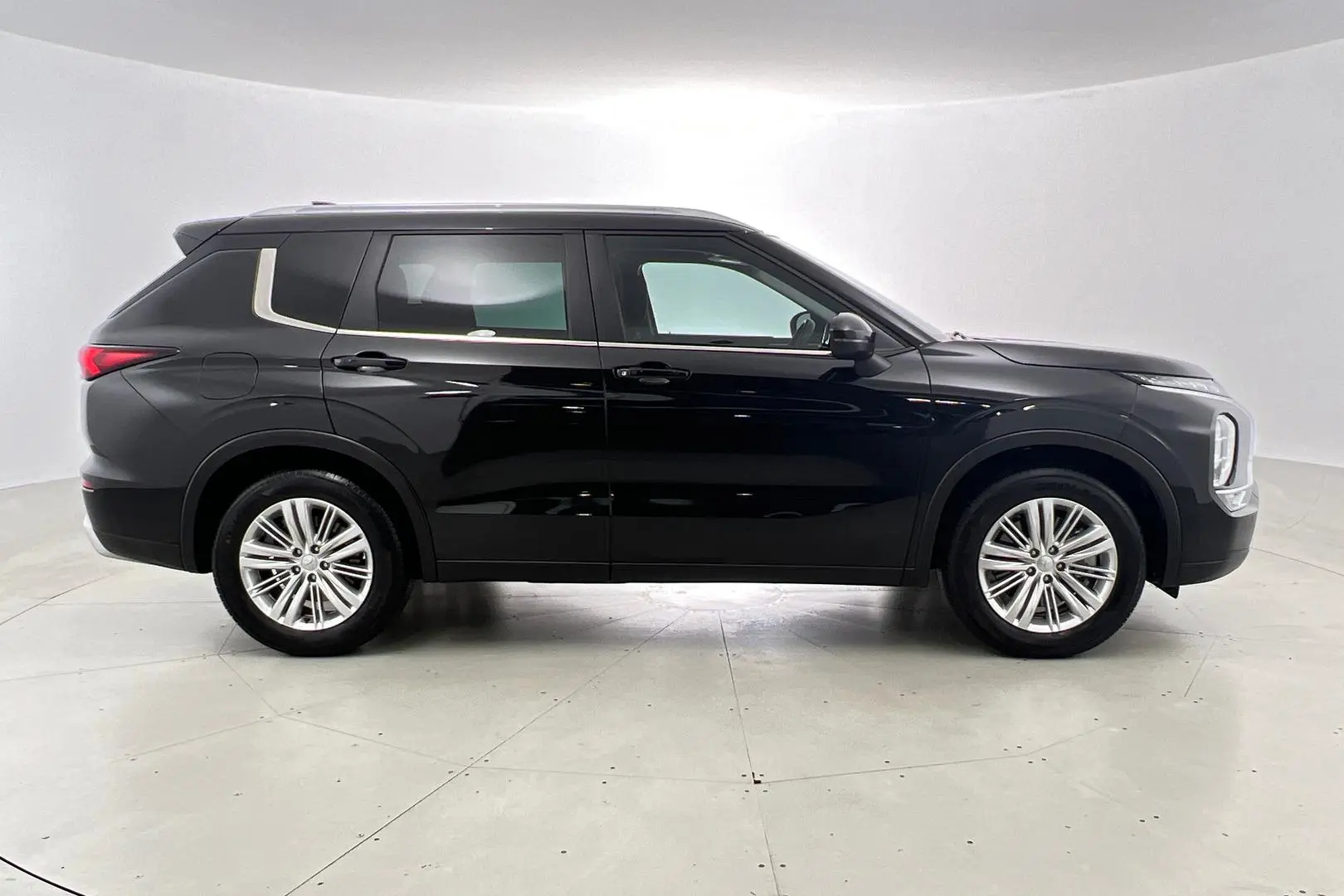 2022 Mitsubishi Outlander Gallery Image 3