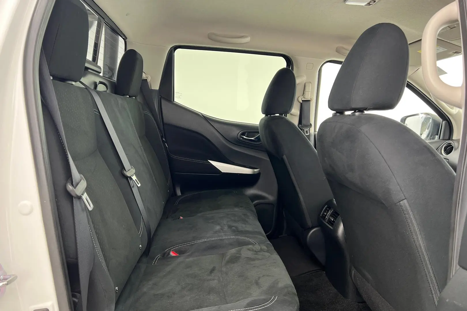 2020 Nissan Navara Gallery Image 13