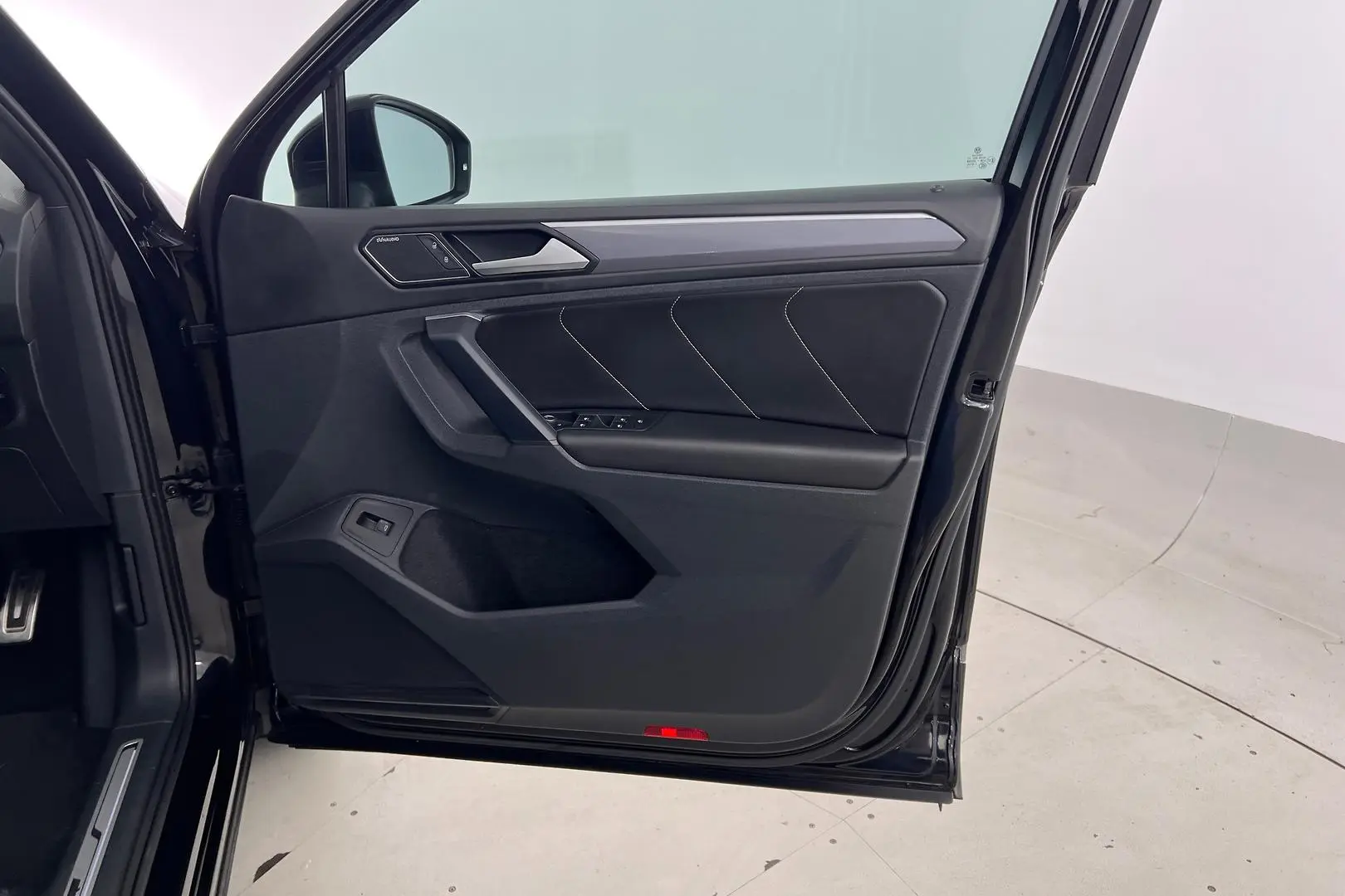 2020 Volkswagen Tiguan Gallery Image 10