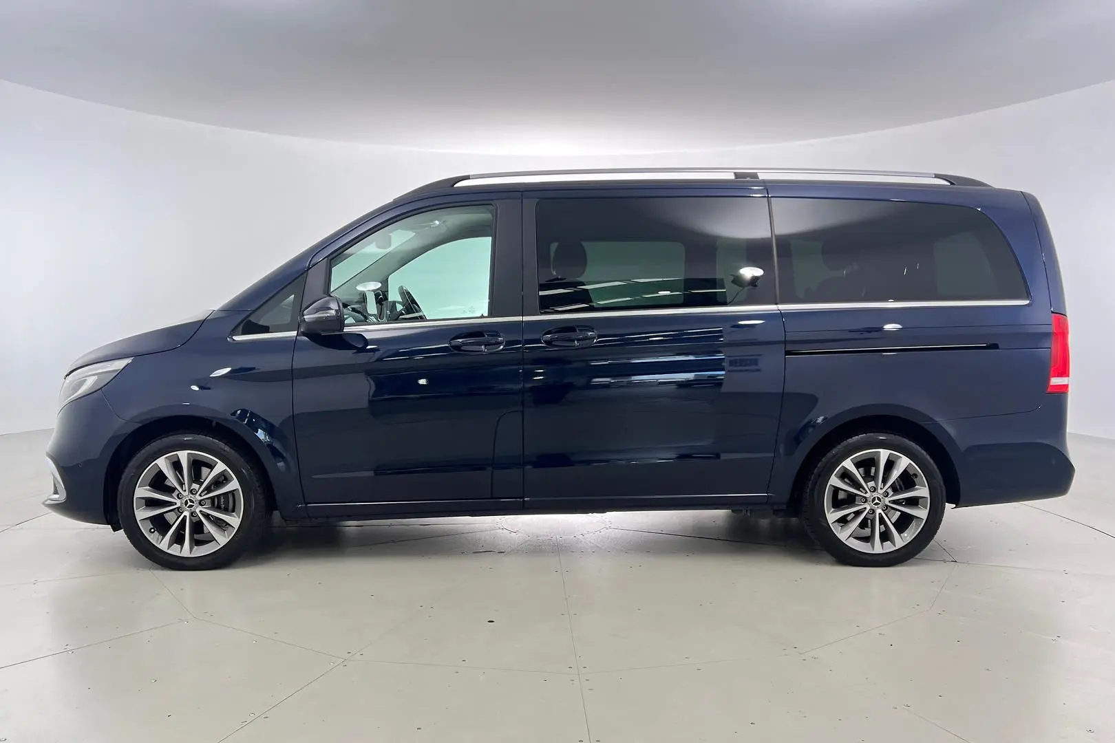 2021 Mercedes-Benz V-Class Gallery Image 8