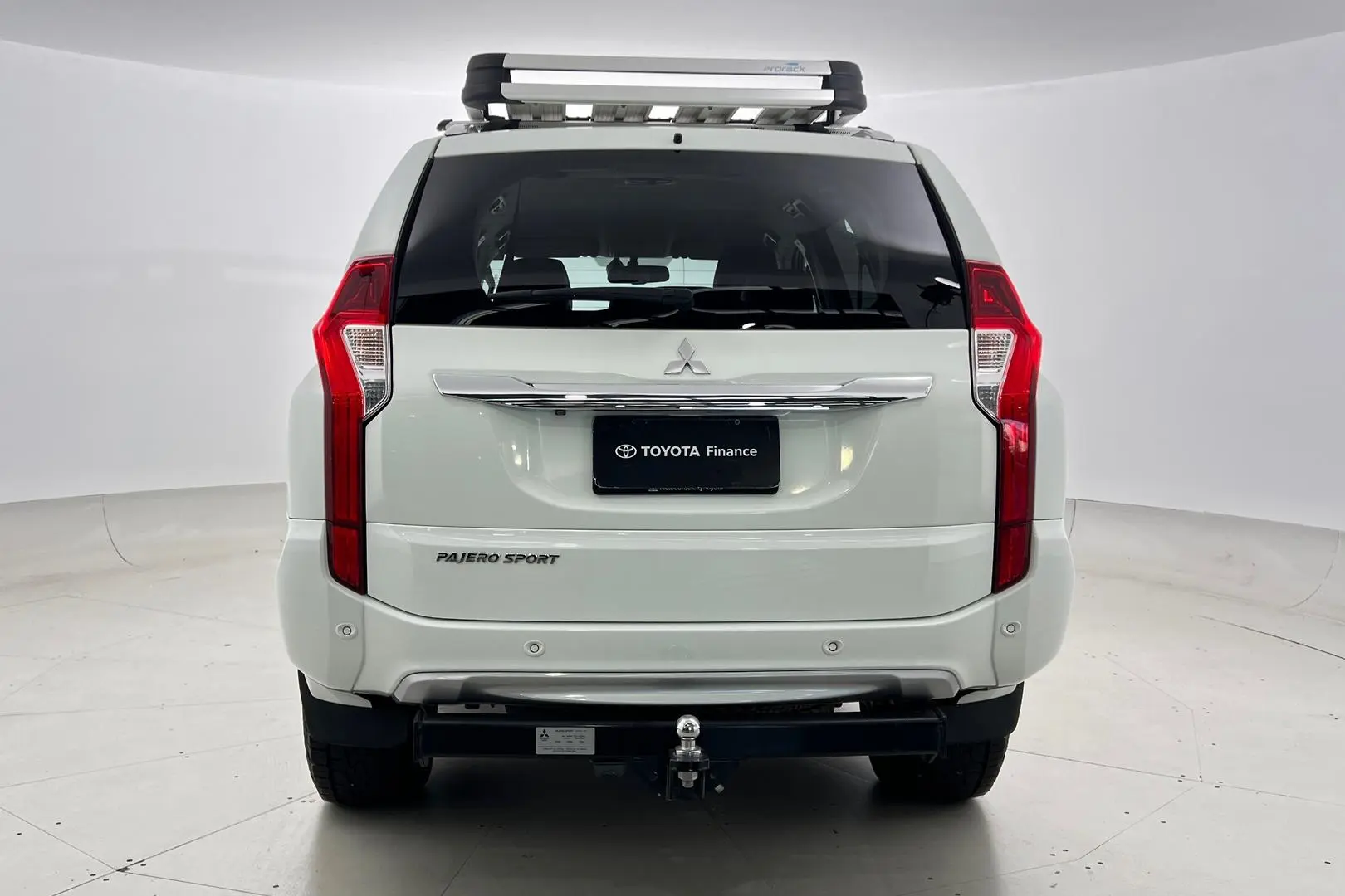 2018 Mitsubishi Pajero Sport Gallery Image 6