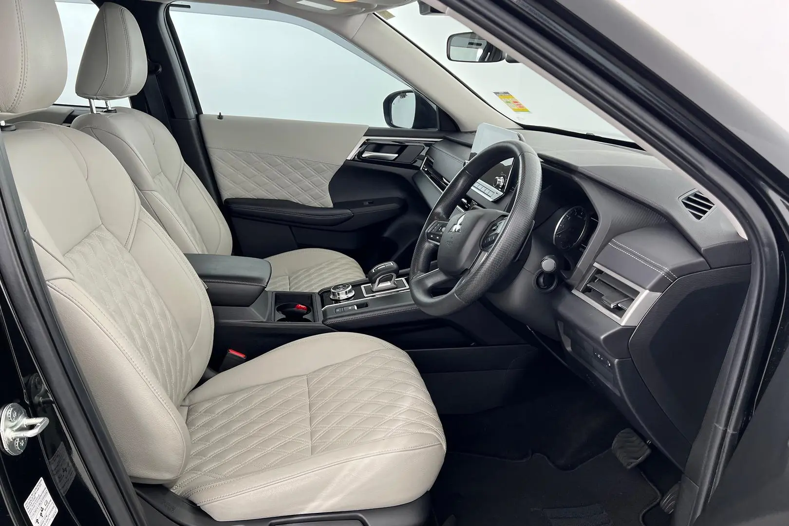 2022 Mitsubishi Outlander Gallery Image 11
