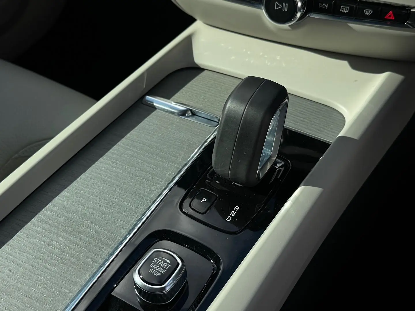 2021 Volvo V60 Cross Country Gallery Image 17